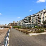 Elegant Thames-View 2-Bed Haven Gym & Balcony