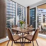 Elegant Thames-View 2-Bed Haven Gym & Balcony