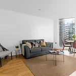 Elegant Thames-View 2-Bed Haven Gym & Balcony