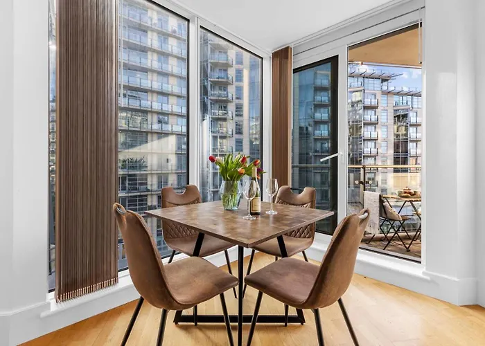 Elegant Thames-View 2-Bed Haven Gym & Balcony