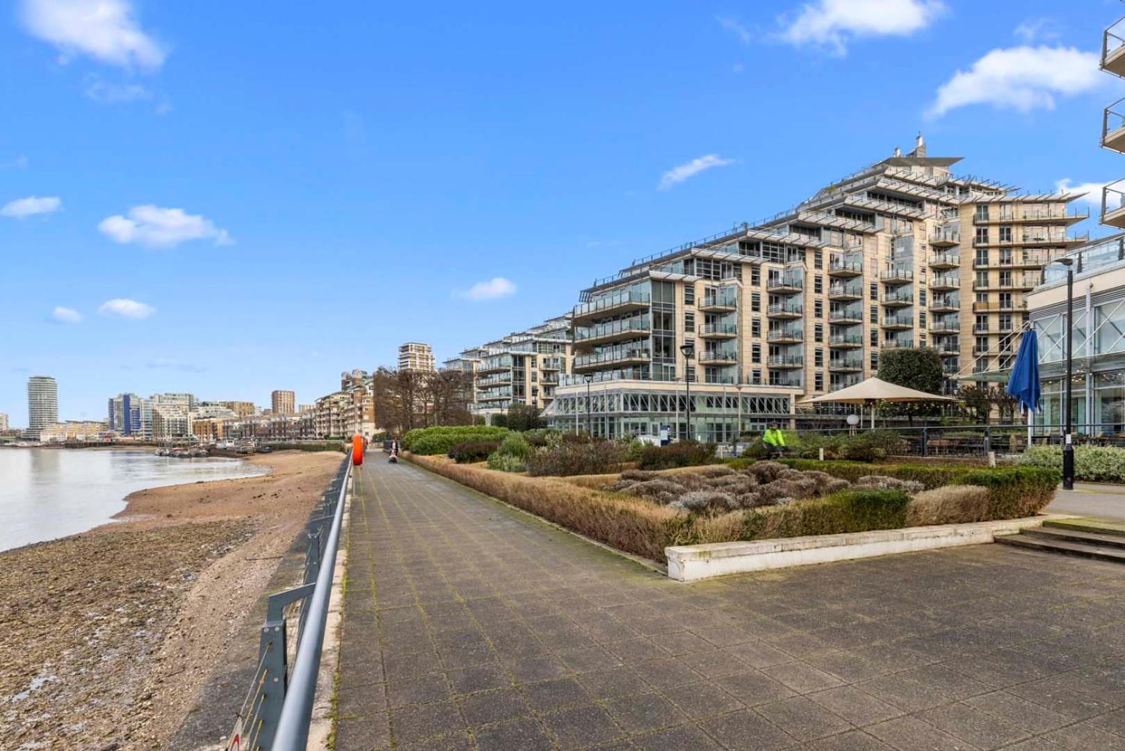 Elegant Thames-view 2-bed Haven Gym & Balcony Appartamento *