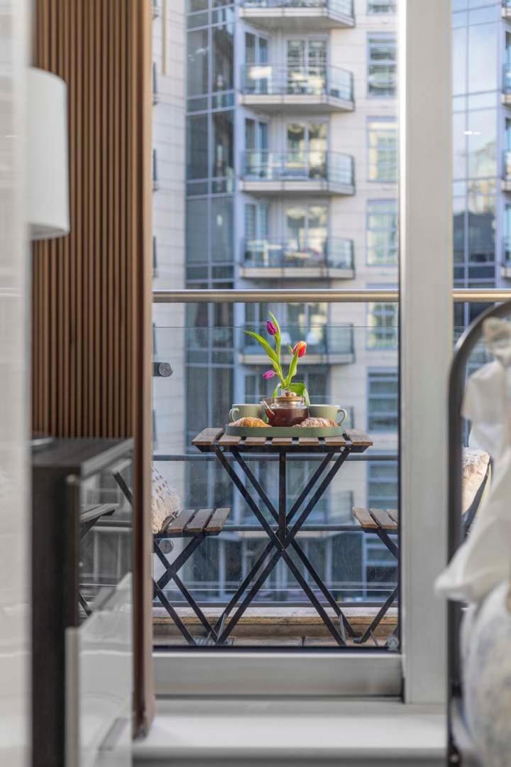 Elegant Thames-view 2-bed Haven Gym & Balcony Londra