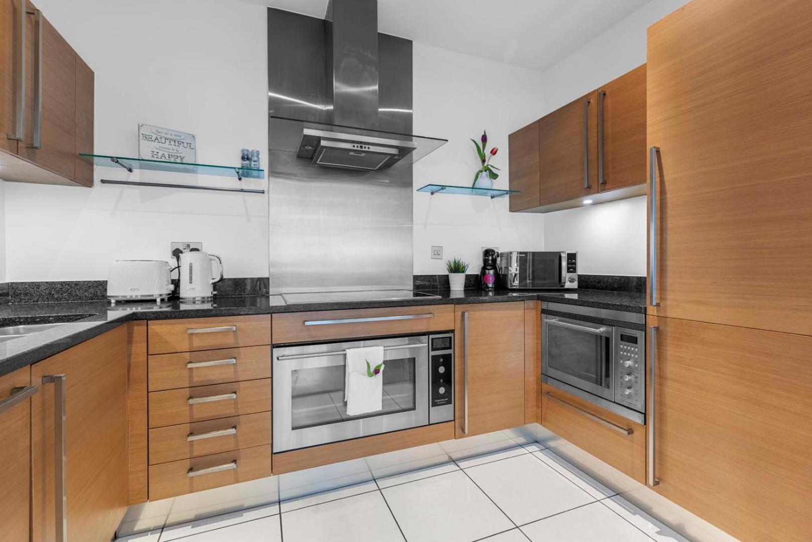 Elegant Thames-view 2-bed Haven Gym & Balcony Appartamento Londra