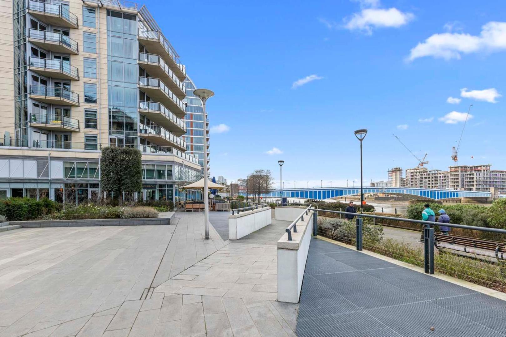 Elegant Thames-view 2-bed Haven Gym & Balcony Londra