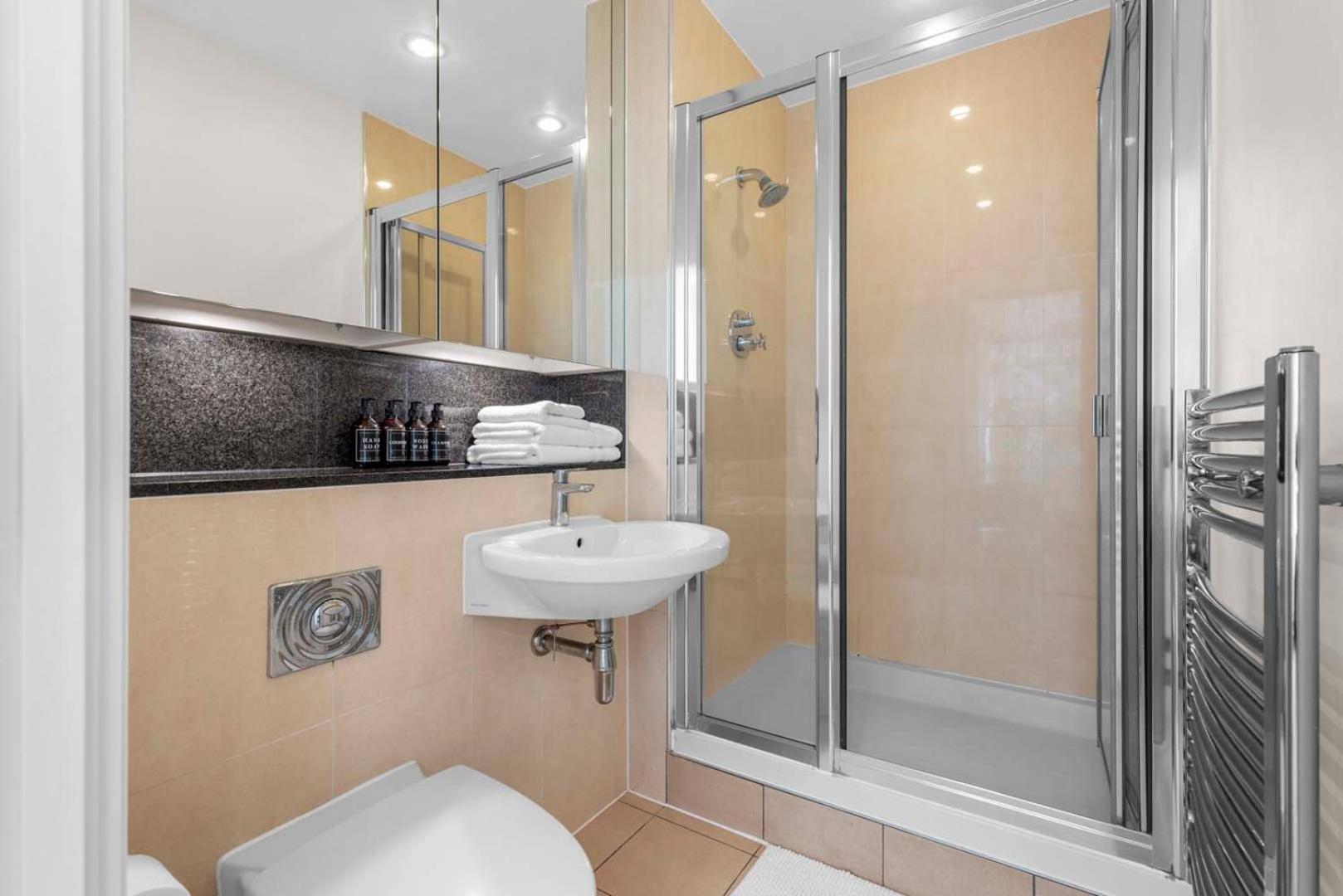 Elegant Thames-view 2-bed Haven Gym & Balcony