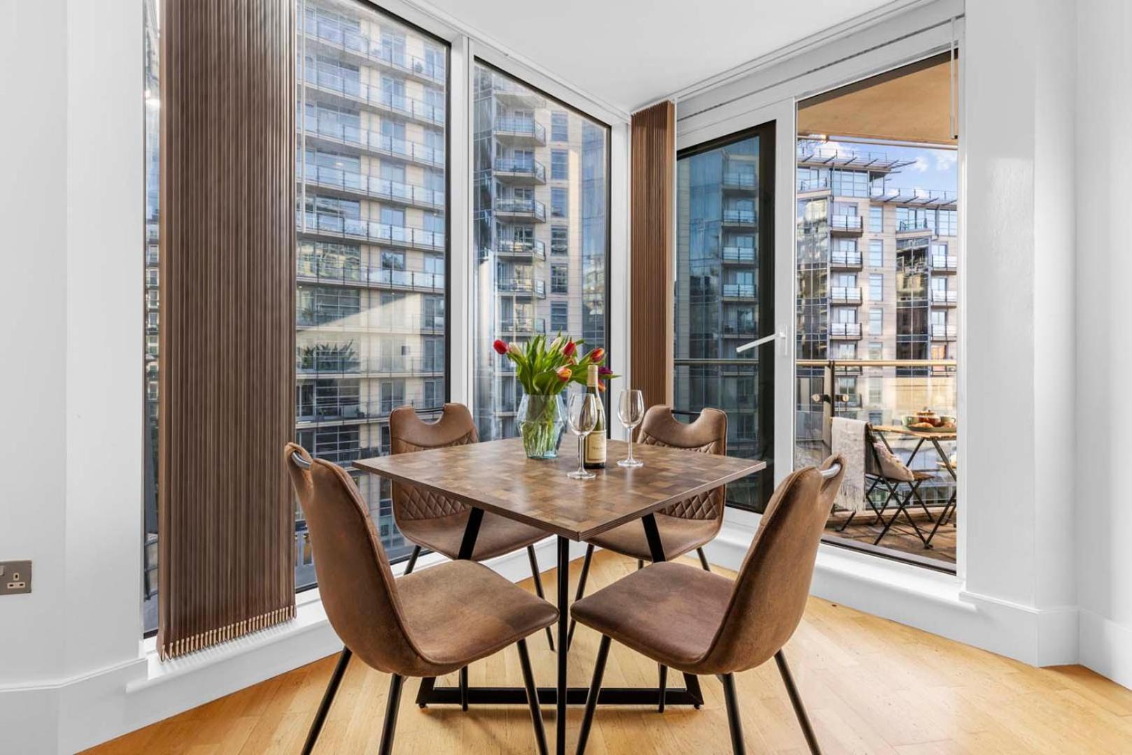 Elegant Thames-view 2-bed Haven Gym & Balcony Appartamento *