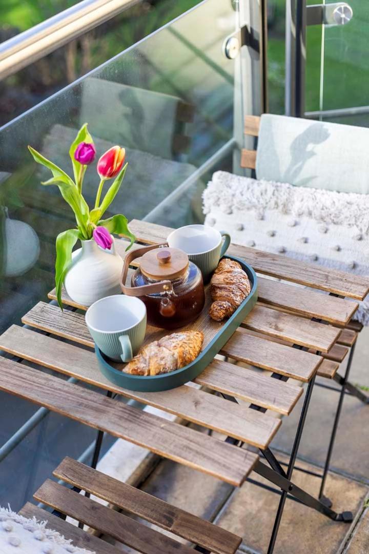 Elegant Thames-view 2-bed Haven Gym & Balcony Appartamento *