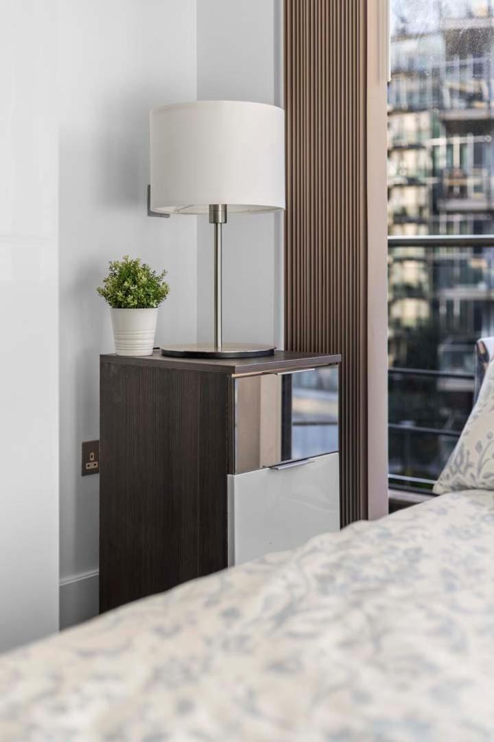 Elegant Thames-view 2-bed Haven Gym & Balcony *