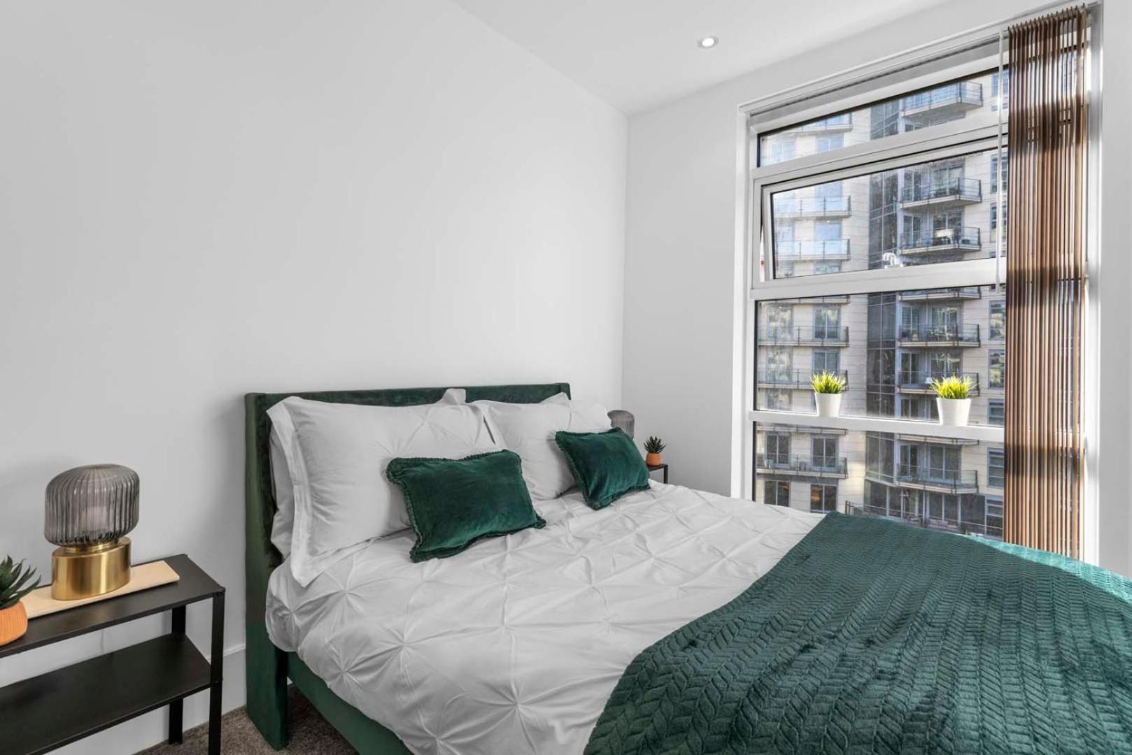 Elegant Thames-view 2-bed Haven Gym & Balcony * Londra
