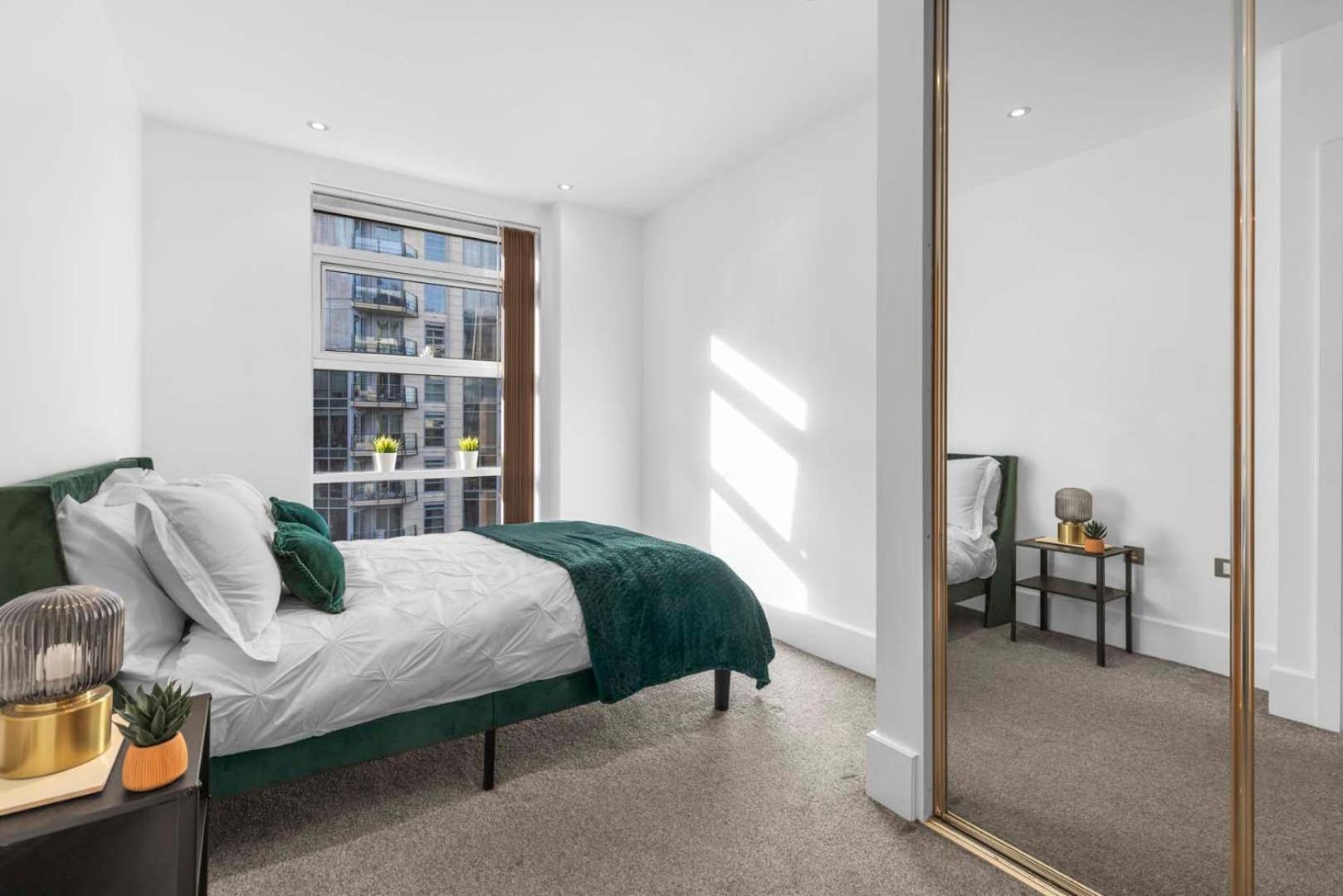 Elegant Thames-view 2-bed Haven Gym & Balcony