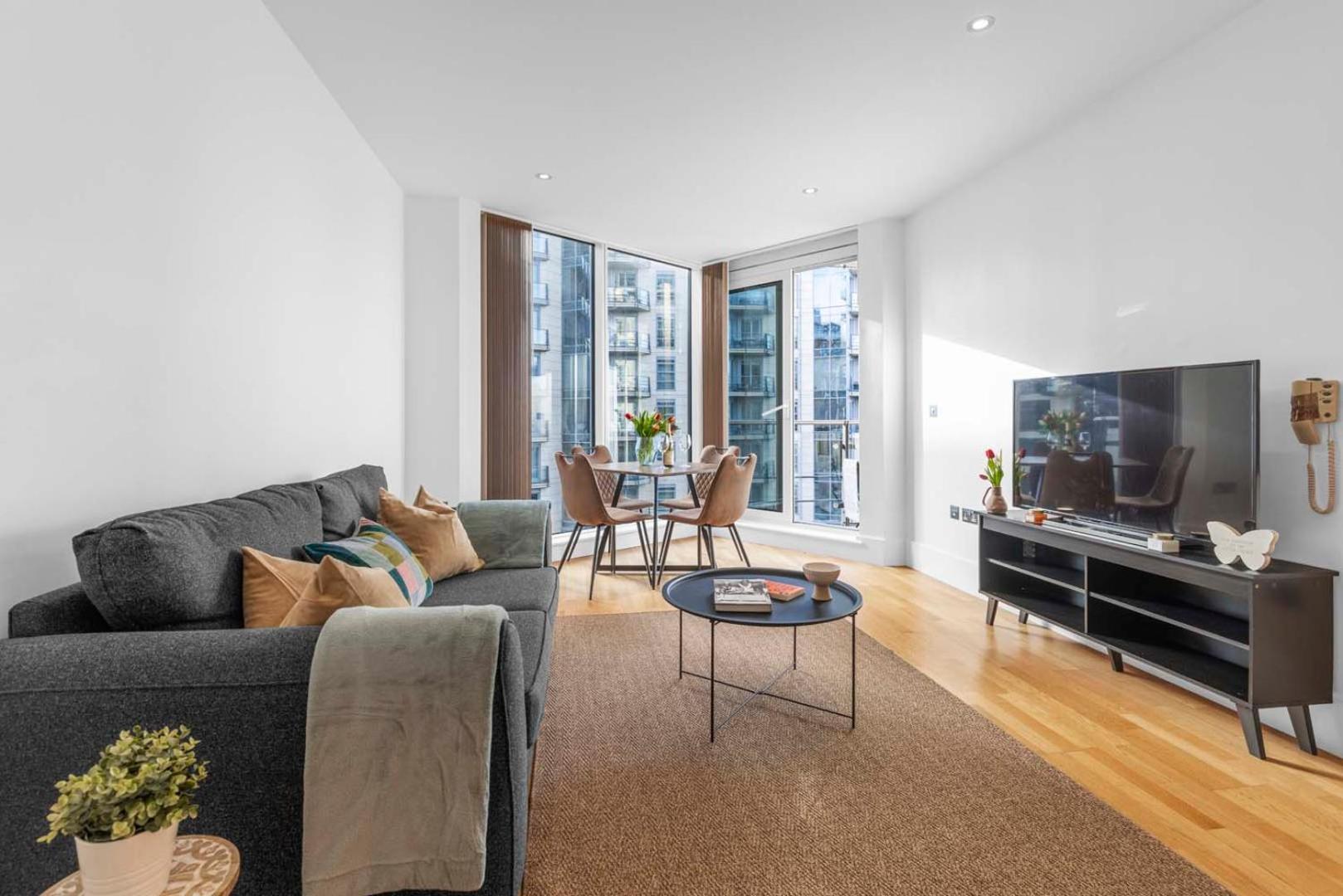 Elegant Thames-view 2-bed Haven Gym & Balcony Londra